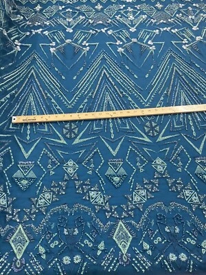 DISEÑOS GEOMÉTRICOS VERDE AZULADO MULTICOLOR CON ENCAJE DE CUENTAS PESADAS-PROM-SE VENDE POR YARDA. Foto 1 de 2