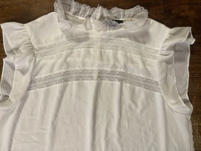 Blusa Top HALOGEN, Para Mujer M, Blanca Manga Corta, Encaje Volantes Cuello, Usada en Excelente Condición Foto 1 de 4