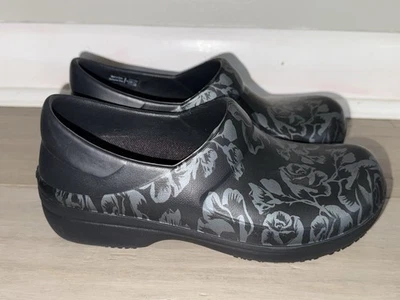 Zueco de trabajo Crocs Neria Pro II para mujer 6 negro rosa gráfico sin cordones 205385 NUEVO Foto 1 de 4
