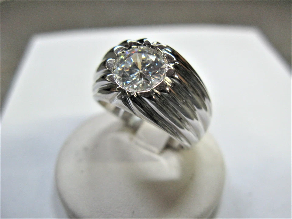 ANELLO FASCIA RIGATA UOMO CON CUBIC ZIRCONIA IN ARGENTO  - Immagine 1 di 1