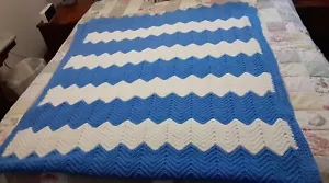 Afghan Made for Hospital Bett 110" x40" - Handarbeit - blau & weiß - Bild 1 von 8
