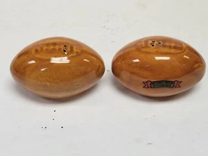Saleros y pimenteros de colección de los años 50 - Pelotas de fútbol de cerámica marrón Museo Nacional de Getty - Imagen 1 de 4