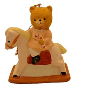 #3826 Mädchen Teddybär auf Schaukelpferd Ornament 3,5 x 2,5 - Bild 1 von 8