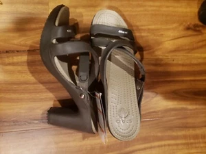 NEW Crocs womens Sz 8 Brown Sandals Heel Straps Summer Vacation Shoes - Picture 1 of 4
