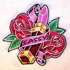 ATREVIDO LÁPIZ LABIAL PARCHE BORDADO ROSA P587 hierro sobre costura CHAQUETA parches NUEVO - Imagen 1 de 1