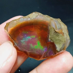 Opale naturale etiope Welo grezzo 116 carati con fuoco intenso multicolore - Foto 1 di 7
