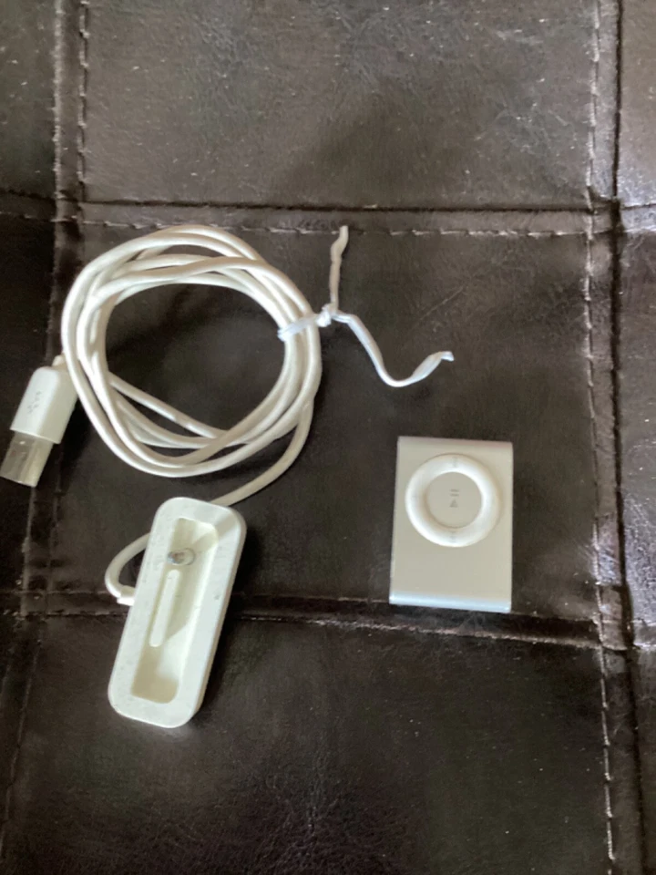 IPOD SHUFFLE 2ND GEN BROKEN FOR PARTS W/CHARGING DOCK - Image 1 of 1