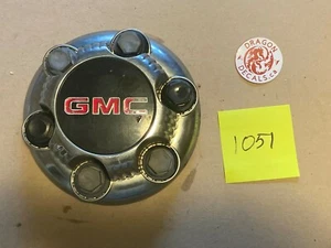 USED 98-08 Chevrolet Silverado Tahoe 15106074 9595688 Center cap #1051 - Picture 1 of 1