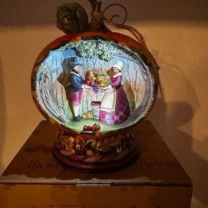 Jim Shore Blessings Of The Harvest 4015887 Harvest Pumpkin Diorama leuchtet - Bild 1 von 17