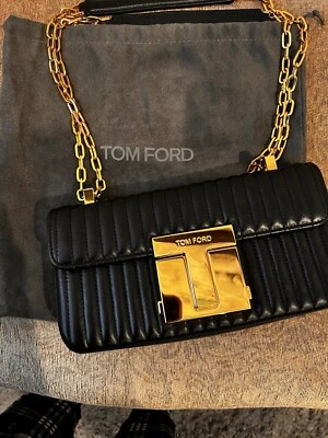 Bolso mediano Tom Ford cadena T negro y dorado Foto 1 de 4