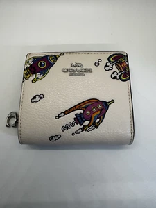 Coach Geldbörse mit Druckknopf Kreide Multi Raketenmuster Leder "C" Anhänger CW791 Neu - Bild 1 von 16