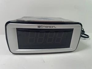 Emerson Dual Alarm AM/FM SmartSet Clock Radio Piano Black Backup Battery - Picture 1 of 8