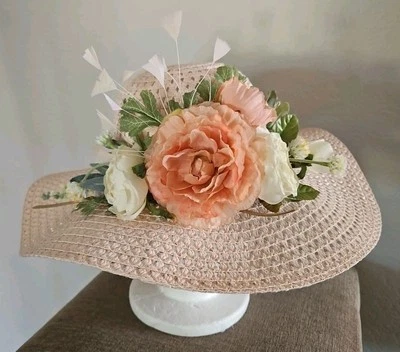Precioso Sombrero Derby Kentucky Personalizado Melocotón Coral Marfil Flor Plumas Foto 1 de 4