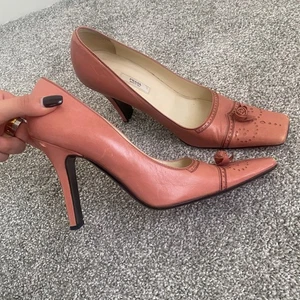 Tacones vintage Prada hechos en Italia cuero rosa detalle rosa punta cuadrada talla 8 - Imagen 1 de 8