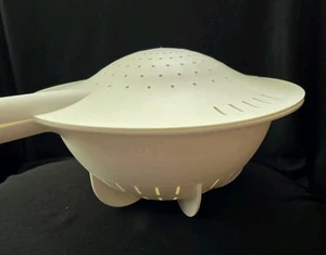 VTG TUPPERWARE WHITE DOUBLE COLANDER STRAINER NEW 2632 LOCKING LID 2 QTS - Picture 1 of 5