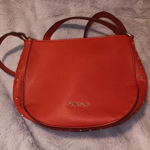 Borsa a mano Bebe rossa con borchie - Foto 1 di 8
