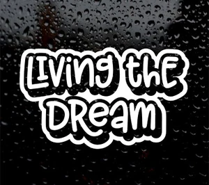 LOGOTIPO DE CALCOMANÍA LIVING THE DREAM PARA AUTO FURGONETA PORTÁTIL VINILO PEGATINA AUTOCARAVANA - Imagen 1 de 5