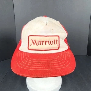 Sombrero de camionero vintage de malla roja y blanca con parche Marriott - Imagen 1 de 6
