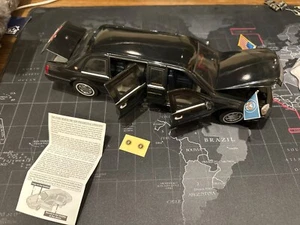 1:24 Presidential Series Die-Cast 2001 Cadillac DeVille Presidential Limo - Picture 1 of 7