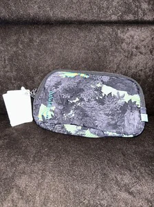 🔥NEU Lululemon Mini Gürteltasche Lila Psychedelic Toile Peri Crossbody Selten - Bild 1 von 2