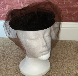 Vintage Women's 1950s Black Velvet Brown Netting Veil Hat Cap Fascinator Style - Afbeelding 1 van 8