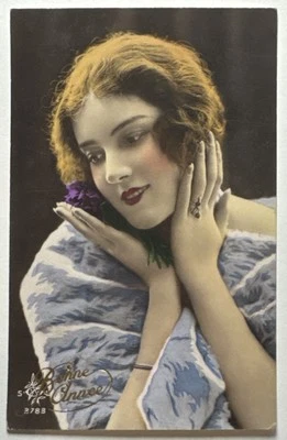 Bonita postal francesa de dama con manos en cara tintada antigua RPPC Foto 1 de 2