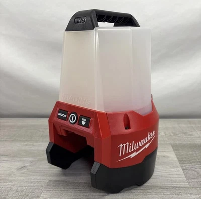 Luz de sitio compacta de radio Milwaukee Tool 2144-20 M18 con modo de inundación sin batería Foto 1 de 4