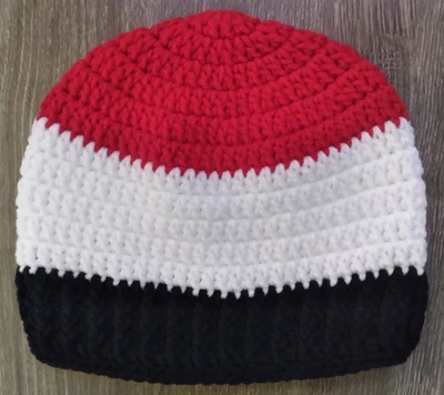 Sombrero/Gorro Hecho a Mano Crochet Colores Rojo Brillante, Blanco. Negro Foto 1 de 3