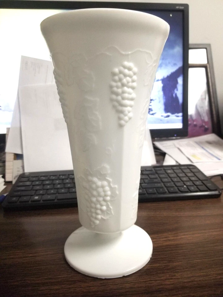 9 3/4" WHITE FLOWER VASE. FRUIT DESIGN, STEM AT BOTTOM, 5" TOP DIAMETER - Изображение 1 из 3