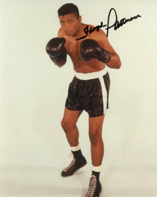 FLOYD PATTERSON SIGNED 8x10 PHOTO WORLD HEAVYWEIGHT BOXING CHAMPION BECKETT BAS - Image 1 of 2