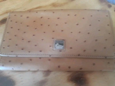 Cartera De Colección Dooney & Bourke Hecha en EE. UU. Caramelo Tostado Avestruz Cuero Repujado Foto 1 de 4