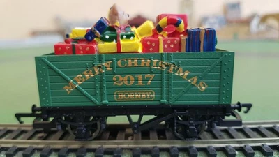 Hornby R6825 7-plank wagon Christmas 2017 with present load, green, boxed - Image 1 of 4