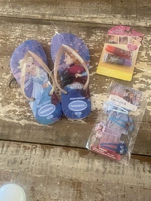 Nuevo con etiquetas Chanclas Havaianas Disney Frozen Anna & Elsa Niñas Talla 2 Lote Brillo Labial Cabello Foto 1 de 4