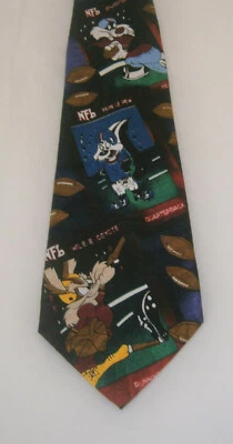 Corbata de cuello Surrey Looney Tunes Football Wile E Coyote Sylvester Pepe Le Pew  Foto 1 de 2