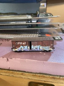 Micro Trains CP Rail 40’ Box Weathered And Graffiti  - Bild 1 von 5