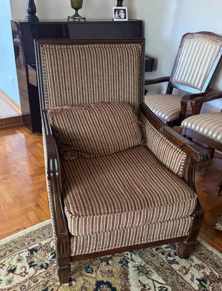 Silla de madera tejida Foto 1 de 1