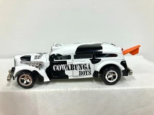 1:64 JOHNNY LIGHTNING SURF ROD - COWABUNGA BOYS - CUSTOM MEAT WAGON - Picture 1 of 5