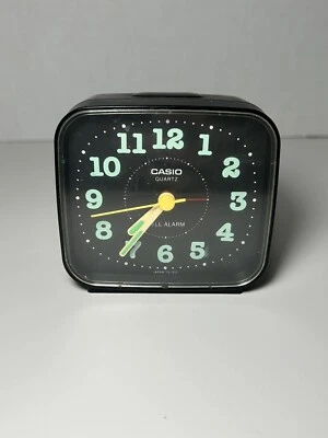 Reloj despertador analógico vintage Casio TQ-312 pequeño negro de viaje con pantalla neobrita Foto 1 de 4