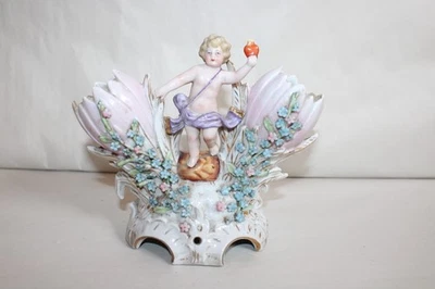 Ancien porte bouquet en porcelaine biscuit chérubin, coeur, fleurs - Photo 1/4