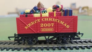 Hornby R6380 7-Bohlenwagen, Weihnachten 2007 mit Geschenkladung, verpackt - Bild 1 von 9