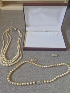 2 x Art Deco Pearl necklaces costume jewellery plus 2 clasps in presentation box - Picture 1 of 6