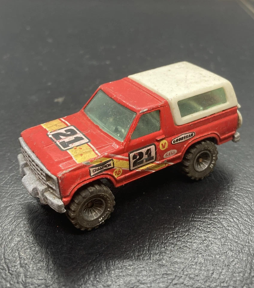 Ford Bronco 21 1980 Hot Wheels Real Riders rojo con motocicleta Goodyear bujes blancos Foto 1 de 4