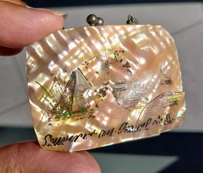 Ancien petit porte monnaie en NACRE, métal et tissu avec Chaînette  - Photo 1/4