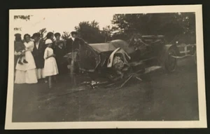 Vintage Unusual B&W Photo Model T in a Wreck Crash Accident Family Looking #4259 - Picture 1 of 1