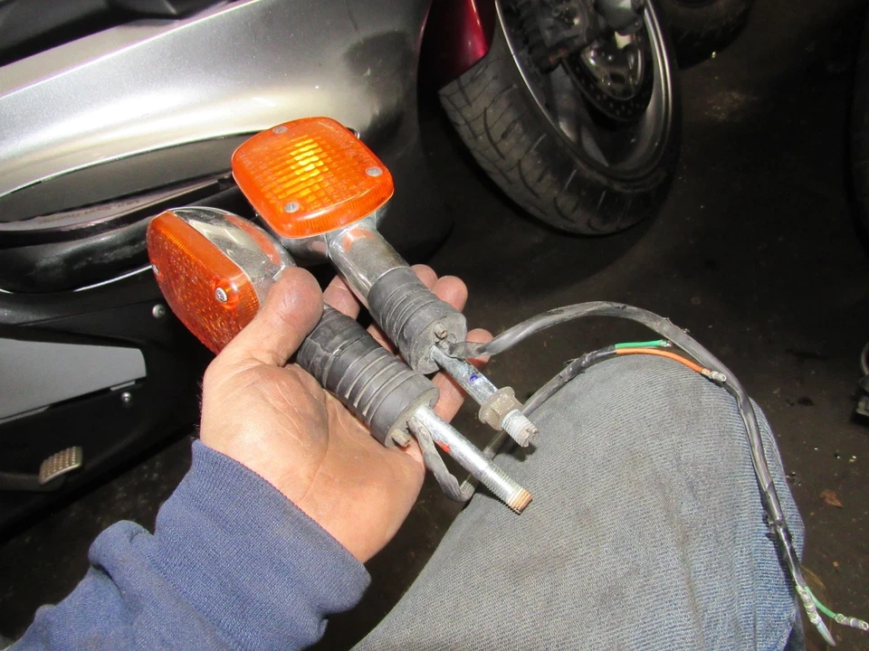 1985 Honda VF700 C V45 MAGNA DIREÇÃO TRASEIRA PISCA-PISCA DIRECIONAIS - Imagem 1 de 1