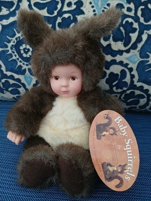 ANNE GEDDES Bebé Ardillas 9" Peluche Bebé en Marrón Ardilla Traje Muñeca, NUEVO con Etiqueta Foto 1 de 4