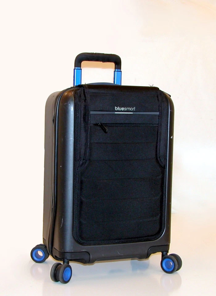 BlueSmart 22" Smart Spinner con puerto de carga USB Equipaje de mano - Negro Foto 1 de 4