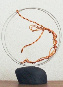 Draht Skulptur Statue Figur „Akrobat“  auf Treibholzsockel H 21 x B 17 cm - Bild 1 von 5