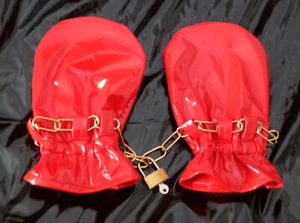 Lackfäustlinge mit Schloß innen und aussen Lack Massage  Zofenhandschuhe Vinyl - Picture 1 of 2