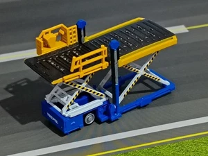 1/200 Airport GSE - lower level cargo lift - Picture 1 of 2